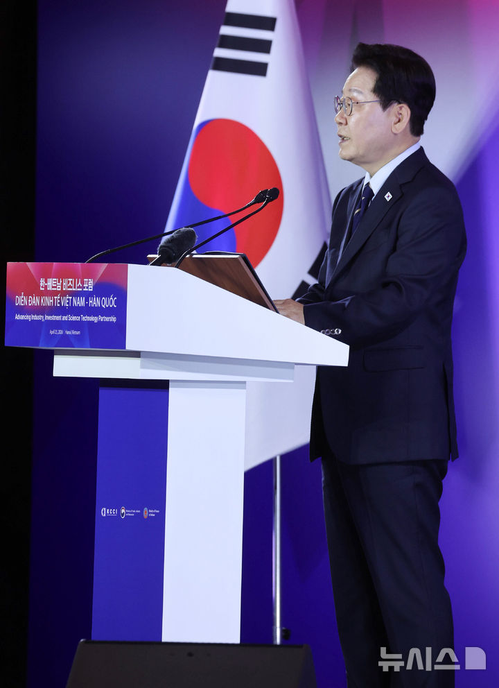 [하노이=뉴시스] 고범준 기자 = 이재명 대통령이 23일(현지 시간) 베트남 하노이 한 호텔에서 열린 한-베트남 비즈니스 포럼에서 발언하고 있다. 2026.04.23. bjko@newsis.com