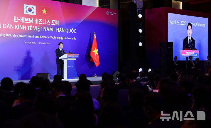 [하노이=뉴시스] 고범준 기자 = 이재명 대통령이 23일(현지 시간) 베트남 하노이 한 호텔에서 열린 한-베트남 비즈니스 포럼에서 발언하고 있다. 2026.04.23. bjko@newsis.com