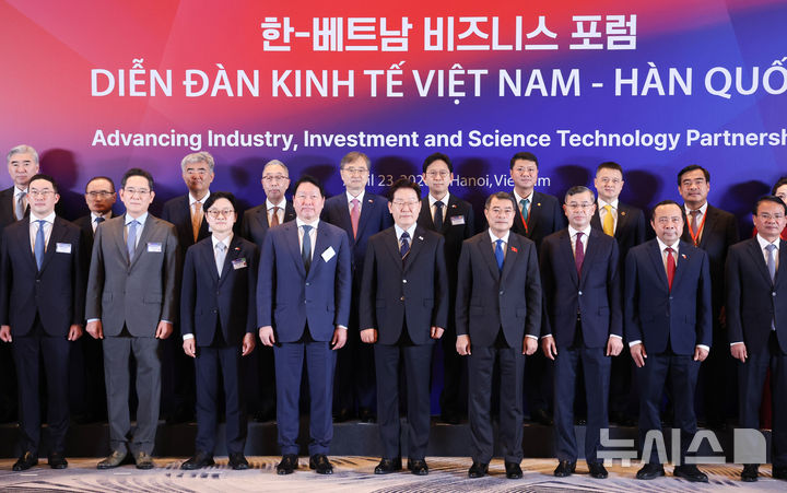 [하노이=뉴시스] 고범준 기자 = 이재명 대통령이 23일(현지 시간) 베트남 하노이 한 호텔에서 한-베트남 비즈니스 포럼에 앞서 열린 사전 간담회에서 참석자들과 기념촬영을 하고 있다. 2026.04.23. bjko@newsis.com