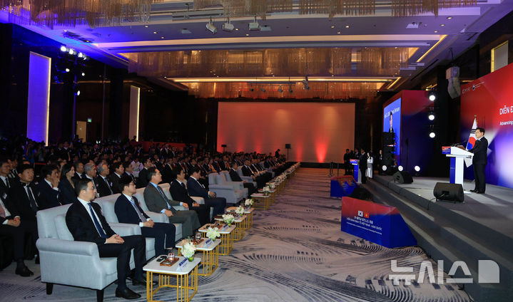 [하노이=뉴시스] 고범준 기자 = 이재명 대통령이 23일(현지 시간) 베트남 하노이 한 호텔에서 열린 한-베트남 비즈니스 포럼에서 축사를 하고 있다. 2026.04.23. bjko@newsis.com