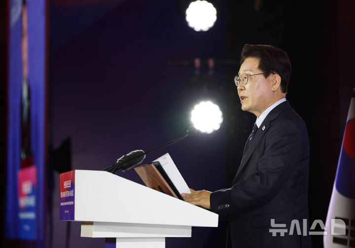 [하노이=뉴시스] 고범준 기자 = 이재명 대통령이 23일(현지 시간) 베트남 하노이 한 호텔에서 열린 한-베트남 비즈니스 포럼에서 축사를 하고 있다. 2026.04.23. bjko@newsis.com