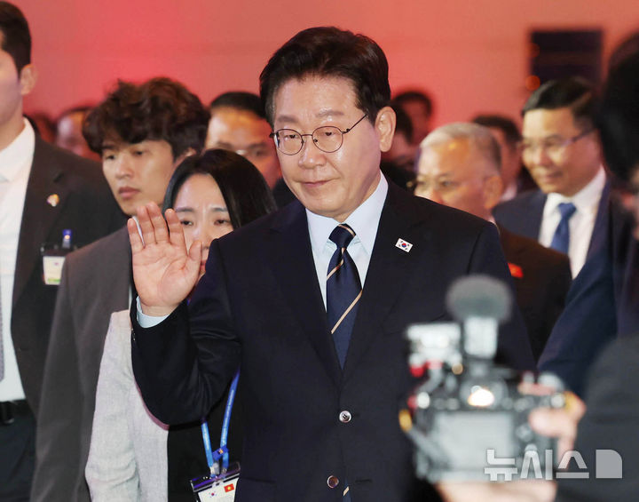 [하노이=뉴시스] 고범준 기자 = 이재명 대통령이 23일(현지 시간) 베트남 하노이 한 호텔에서 열린 한-베트남 비즈니스 포럼에서 축사를 마친 뒤 퇴장하며 인사하고 있다. 2026.04.23. bjko@newsis.com