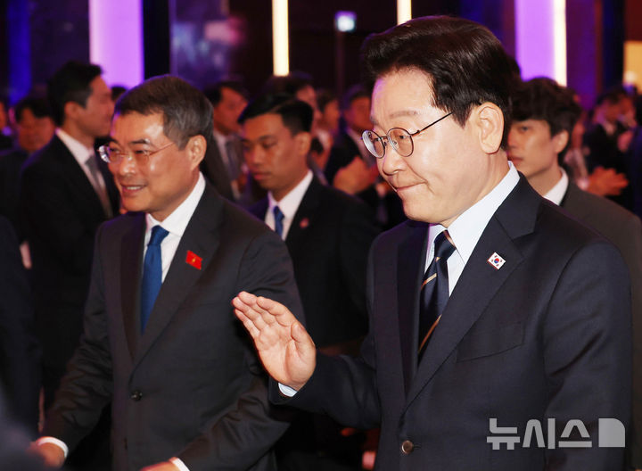 [하노이=뉴시스] 고범준 기자 = 이재명 대통령이 23일(현지 시간) 베트남 하노이 한 호텔에서 열린 한-베트남 비즈니스 포럼에서 축사를 마친 뒤 퇴장하며 인사하고 있다. 2026.04.23. bjko@newsis.com