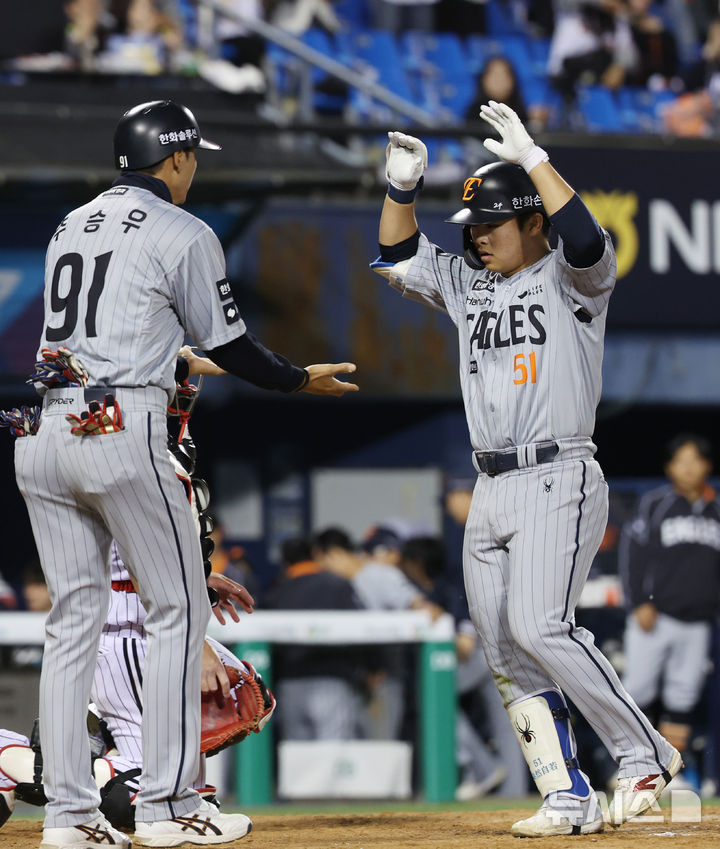 [서울=뉴시스] 김진아 기자 = 23일 오후 서울 송파구 잠실야구장에서 열린 2026 KBO리그 한화 이글스와 LG 트윈스의 경기, 5회초 2사 한화 문현빈이 솔로홈런을 친 뒤 세리머니를 하고 있다. 2026.04.23. bluesoda@newsis.com
