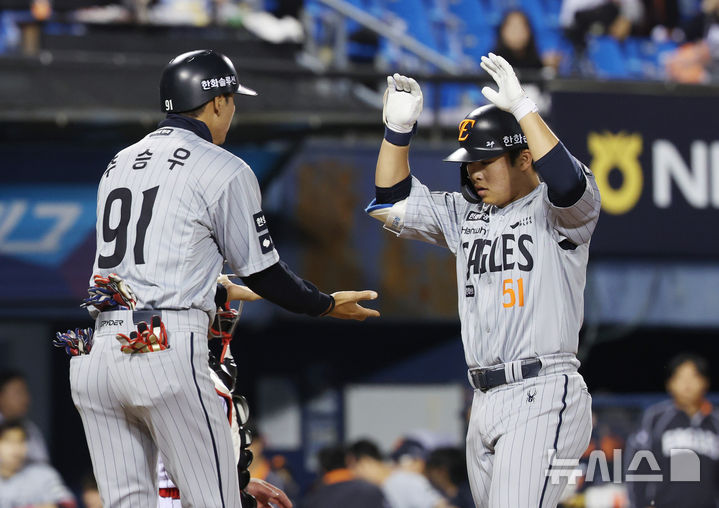 [서울=뉴시스] 김진아 기자 = 23일 오후 서울 송파구 잠실야구장에서 열린 2026 KBO리그 한화 이글스와 LG 트윈스의 경기, 5회초 2사 한화 문현빈이 솔로홈런을 친 뒤 세리머니를 하고 있다. 2026.04.23. bluesoda@newsis.com