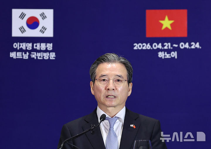 [하노이=뉴시스] 고범준 기자 = 김용범 정책실장이 23일(현지 시간) 베트남 하노이 프레스센터 내 중앙기자실에서 한-베트남 비즈니스 포럼 관련 브리핑을 하고 있다. 2026.04.23. bjko@newsis.com
