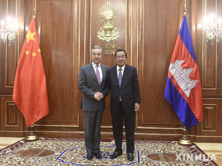 [프놈펜=신화/뉴시스] 왕이 중국 공산당 중앙정치국 위원 겸 외교부장이 23일 캄보디아 프놈펜에서 훈센 상원의장과 만나 기념촬영을 하고 있다. 2026.04.24