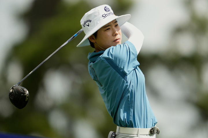 [휴스턴=AP/뉴시스] 이소미가 23일(현지 시간) 미 텍사스주 휴스턴의 메모리얼 파크 골프코스에서 열린 미국여자프로골프(LPGA) 셰브론 챔피언십 첫날 4번 홀에서 티샷하고 있다. 이소미는 5언더파 67타 공동 2위에 올랐다. 2026.04.24.