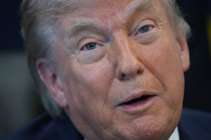 [워싱턴=AP/뉴시스]도널드 트럼프 미국 대통령이 23일(현지 시간) 백악관 집무실에서 열린 의료비 부담 완화 관련 행사에서 발언하고 있다. 2026.04.24.