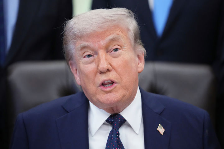 [워싱턴=AP/뉴시스]도널드 트럼프 미국 대통령이 23일(현지 시간) 백악관 집무실에서 열린 의료비 부담 완화 관련 행사에서 발언하고 있다. 2026.04.24.