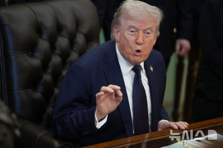 [워싱턴=AP/뉴시스] 도널드 트럼프 미국 대통령이 23일(현지 시간) 백악관 집무실에서 열린 의료비 절감 관련 행사 중 취재진과 질의응답을 하고 있다. 2026.04.24.