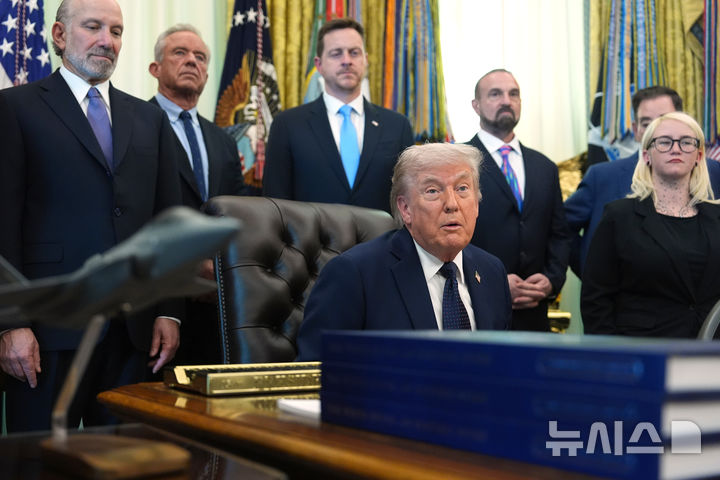 [워싱턴=AP/뉴시스] 도널드 트럼프 미국 대통령이 23일(현지 시간) 백악관 집무실에서 열린 의료비 절감 관련 행사 중 취재진과 질의응답을 하고 있다. 2026.04.24.