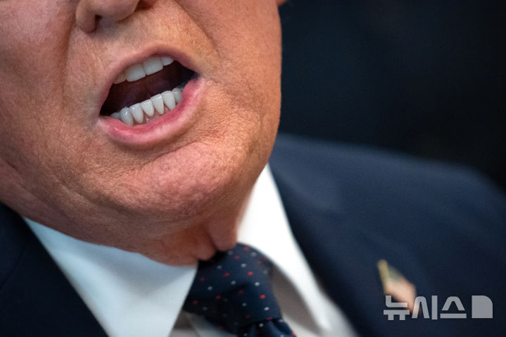 [워싱턴=AP/뉴시스] 도널드 트럼프 미국 대통령이 23일(현지 시간) 백악관 집무실에서 열린 의료비 절감 관련 행사 중 취재진과 질의응답을 하고 있다. 2026.04.24.