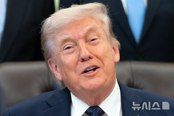 [워싱턴=AP/뉴시스] 도널드 트럼프 미국 대통령이 23일(현지 시간) 백악관 집무실에서 열린 의료비 절감 관련 행사 중 취재진과 질의응답을 하고 있다. 2026.04.24.