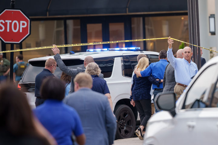 [배턴루지=AP/뉴시스] 23일(현지 시간) 미 루이지애나주 배턴루지의 쇼핑몰(몰 오브 루이지애나) 내부 푸드코트 안에서 총격이 발생한 후 경찰이 현장 부근을 통제하고 있다. 2026.04.24.