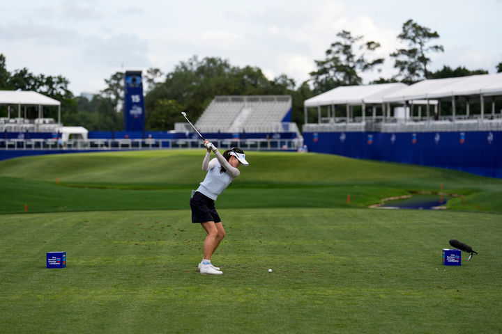 [휴스턴=AP/뉴시스] 양윤서가 23일(현지 시간) 미 텍사스주 휴스턴의 메모리얼 파크 골프코스에서 열린 미국여자프로골프(LPGA) 셰브론 챔피언십 첫날 15번 홀에서 티샷하고 있다. 양윤서는 3언더파 69타 공동 8위에 이름을 올렸다. 2026.04.24.
