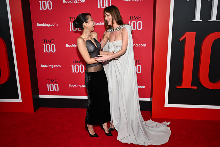 [뉴욕=AP/뉴시스] 블랙핑크의 제니(왼쪽)가 23일(현지 시간) 미국 뉴욕 재즈 앳 링컨 센터 프레더릭 P. 로즈 홀에서 열린 ‘타임 100' 갈라에 참석해 미국 배우 다코타 존슨과 인사를 나누고 있다. '타임 100'은 매년 타임지(TIME)가 ‘세계에서 가장 영향력 있는 100인’을 선정하는 것으로 제니는 아티스트 부문에 선정됐다. 2026.04.24.