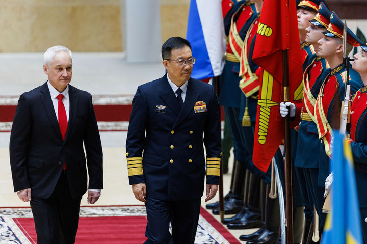 [모스크바=AP/뉴시스] 24일(현지 시간) 러시아 모스크바에서 둥쥔 중국 국방부장(오른쪽)와 안드레이 벨로우소프 러시아 국방장관이 러시아 의장대를 사열하고 있다. 2026.04.25