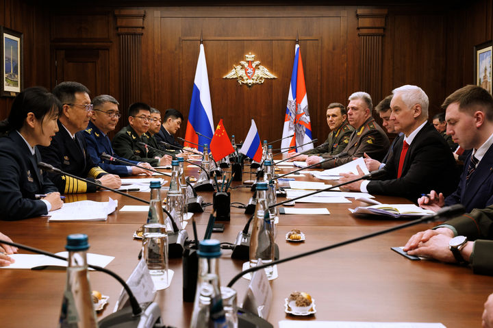 [모스크바=AP/뉴시스] 24일(현지 시간) 러시아 모스크바에서 둥쥔 중국 국방부장(왼쪽줄 두번째)와 안드레이 벨로우소프 러시아 국방장관이 회담을 하고 있다. 2026.04.25