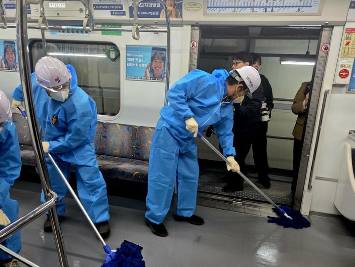 [인천=뉴시스] 김윤영 기자 = 정청래 더불어민주당 대표(왼쪽에서 세번째)가 24일 오전 5시30분께부터 인천 계양구에 위치한 귤현역 차량사업소를 방문해 환경정비 작업 체험을 진행 중이다. youn@newsis.com 2026.04.24 *재판매 및 DB 금지