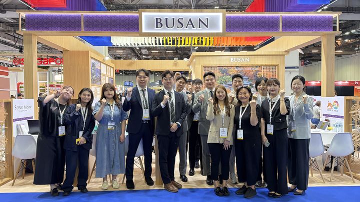 [부산=뉴시스] 싱가포르 마리나베이샌즈 컨벤션센터에서 열린 마이스 전문 박람회 '더 미팅 쇼 아시아·태평양 2026'에 참가한 부산 대표단. (사진=부산시 제공) 2026.04.24. photo@newsis.com *재판매 및 DB 금지