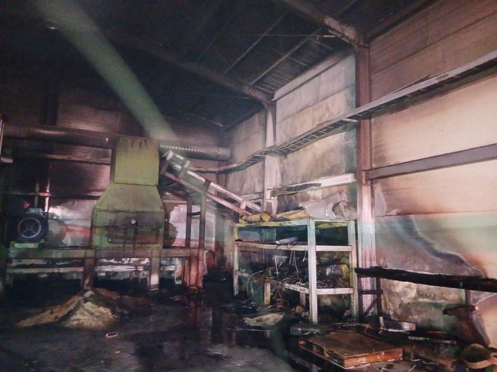 [익산=뉴시스] 24일 0시14분께 전북 익산시 낭산면의 한 폐기물 재활용 시설에서 불이 나 내부가 불에 그을려 있다. (사진=전북도소방본부 제공) 2026.04.24. photo@newsis.com *재판매 및 DB 금지