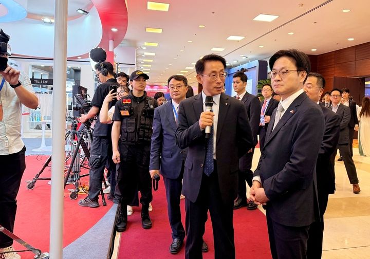 롯데홈쇼핑은 23일 베트남 하노이에서 열린 한-베트남 비즈니스 파트너십에서 국내 중소기업의 베트남 진출을 지원하는 쇼케이스와 수출 상담을 진행했다. (사진=롯데홈쇼핑 제공) *재판매 및 DB 금지