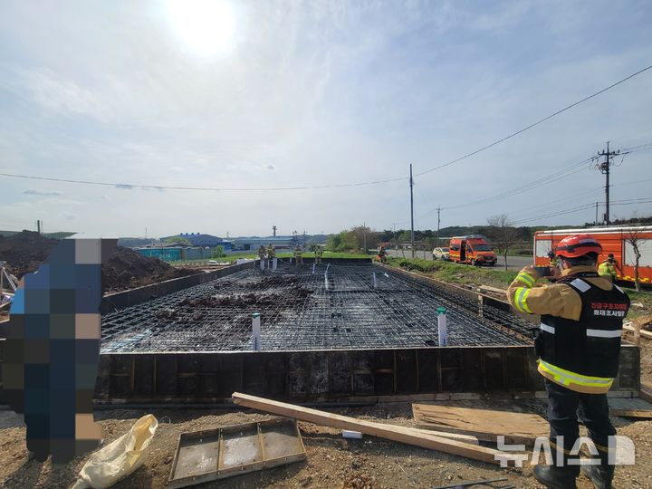 [영천=뉴시스] 영천시 고경면 공사장 화재 진화 현장 (사진=경북소방본부 제공) 2026.4.24. photo@newsis.com