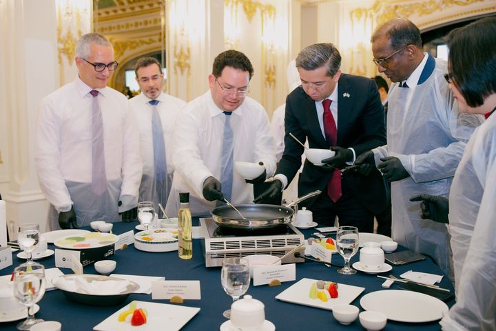 [서울=뉴시스] 롯데호텔앤리조트는 20일 롯데호텔 서울 아테네 가든에서 UAE, 카타르, 브라질, 필리핀, 말레이시아 등 20여 개국의 주한 대사들을 초청해 '구절판 체험 만찬 행사'를 진행했다. (사진=롯데호텔앤리조트) *재판매 및 DB 금지