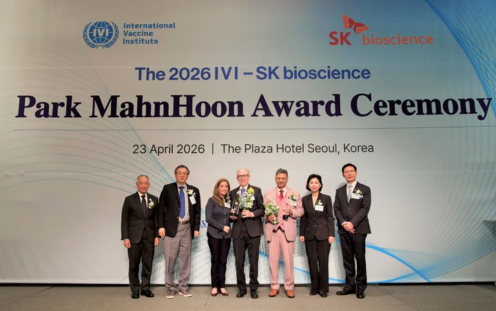 [서울=뉴시스] 지난 23일 서울플라자호텔에서 개최된 ‘2026 국제백신연구소(IVI)–SK바이오사이언스 박만훈상’ 시상식에서 주요 참석자들이 기념 촬영을 하고 있다. 왼쪽부터: 제롬 김IVI 사무총장, 이종구 전 질병관리본부장, 수상자인 월터 A. 오렌스타인 교수 부부, 수상 기관인 개발도상국 백신생산기업 네트워크(DCVMN)의 라진더 수리 최고경영자(CEO), 지영미 전 질병관리청장, 안재용 SK바이오사이언스 사장 (사진=SK바이오사이언스 제공) 2026.4.24. photo@newsis.com *재판매 및 DB 금지