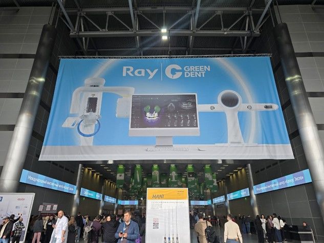 모스크바 덴탈 살롱 전시회 메인 입구에 걸린 레이의 단독 대형 전광판. (사진=레이) *재판매 및 DB 금지