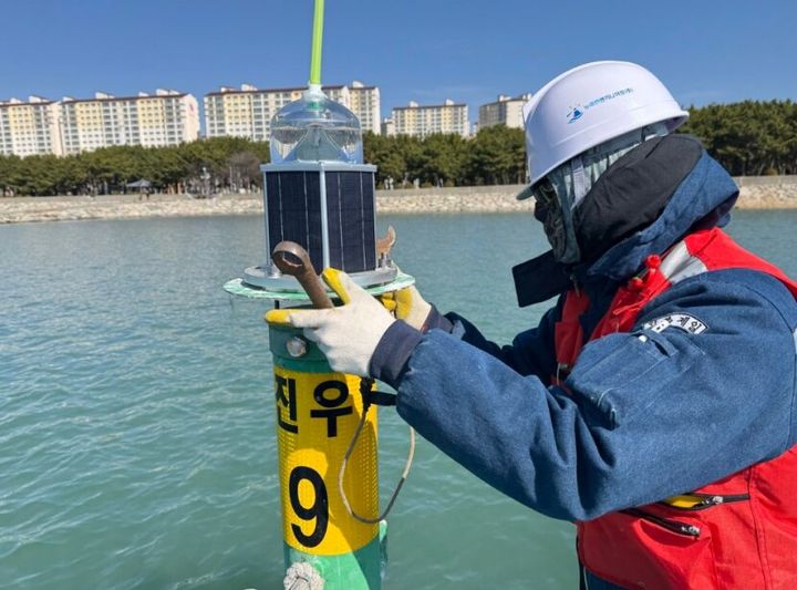 [부산=뉴시스] 작업자가 낙동강에서 등주를 정비하고 있다. (사진=부산해양수산청 제공) 2026.04.24. photo@newsis.com *재판매 및 DB 금지