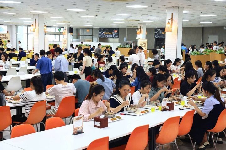 아워홈이 베트남 한화비전 구내식당에서 현지 근로자들에게 삼계탕을 제공했다. (사진=농림축산식품부 제공) *재판매 및 DB 금지