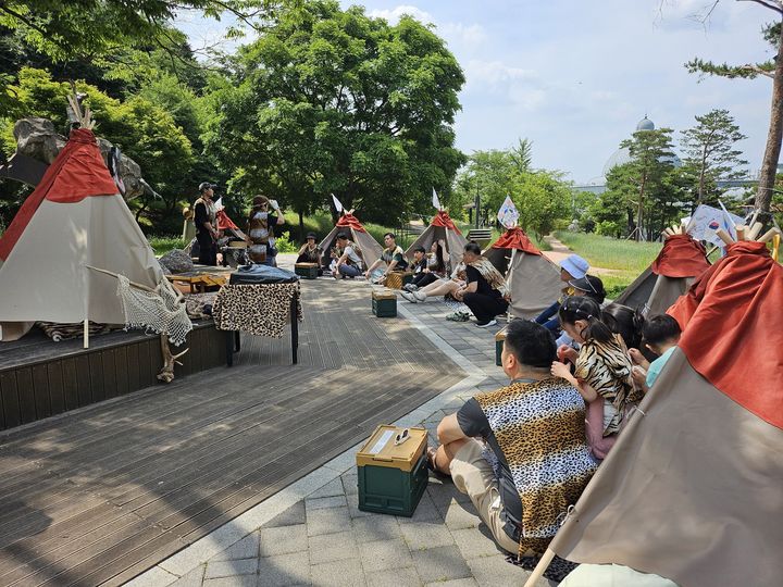 [수원=뉴시스] '선사의 법칙: 슬기로운 선사생활'. (사진=한국도자재단 제공) 2026.04.24. photo@newsis.com *재판매 및 DB 금지