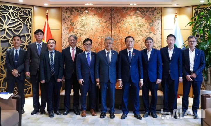 [세종=뉴시스]김동철 한국전력 사장이 지난 21일부터 24일까지 베트남을 방문해 베트남 정부 및 국영기업 핵심 인사들과 협력방안을 논의하고, 현지 전력시장 진출을 위한 전략적 행보에 나섰다.(사진=한전 제공)