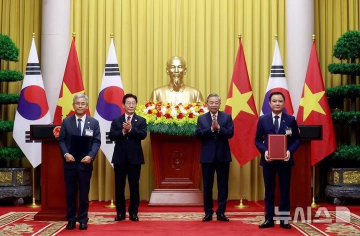 [세종=뉴시스]김동철 한국전력 사장이 지난 21일부터 24일까지 베트남을 방문해 베트남 정부 및 국영기업 핵심 인사들과 협력방안을 논의하고, 현지 전력시장 진출을 위한 전략적 행보에 나섰다.(사진=한전 제공)