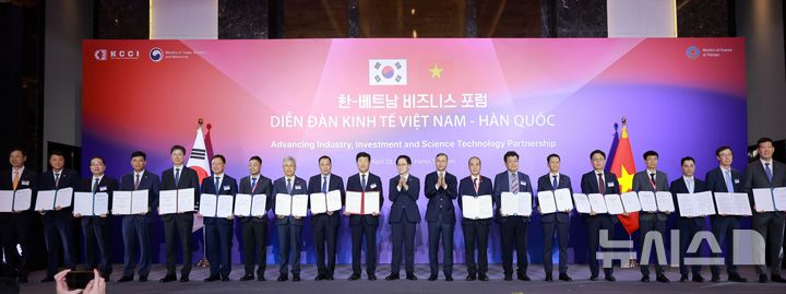 [세종=뉴시스]김동철 한국전력 사장이 지난 21일부터 24일까지 베트남을 방문해 베트남 정부 및 국영기업 핵심 인사들과 협력방안을 논의하고, 현지 전력시장 진출을 위한 전략적 행보에 나섰다.(사진=한전 제공)