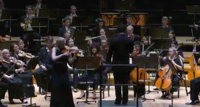 [서울=뉴시스] 핀란드에서 열린 오케스트라 공연 도중 지휘자의 팔에 맞아 약 17억원 상당의 바이올린이 바닥으로 떨어지는 아찔한 사고가 발생했다. (사진= X 캡처) *재판매 및 DB 금지