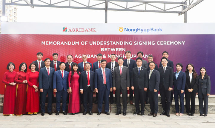 22일 베트남 하노이에서 농협은행 강태영 은행장(첫째 줄 오른쪽 일곱 번째)과 아그리뱅크 팜 또안 브엉 은행장(첫째 줄 오른쪽 여덟 번째)이 MOU 체결 후 양사 관계자들과 단체촬영을 하고 있다. (사진=농협은행 제공) *재판매 및 DB 금지