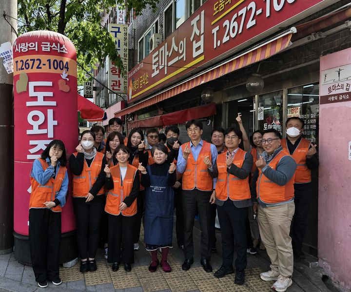 코스콤 임직원들이 지난 21일 서울 영등포구 '토마스의 집'에서 봉사활동을 진행한 뒤 기념촬영을 하고 있다. (사진=코스콤) *재판매 및 DB 금지