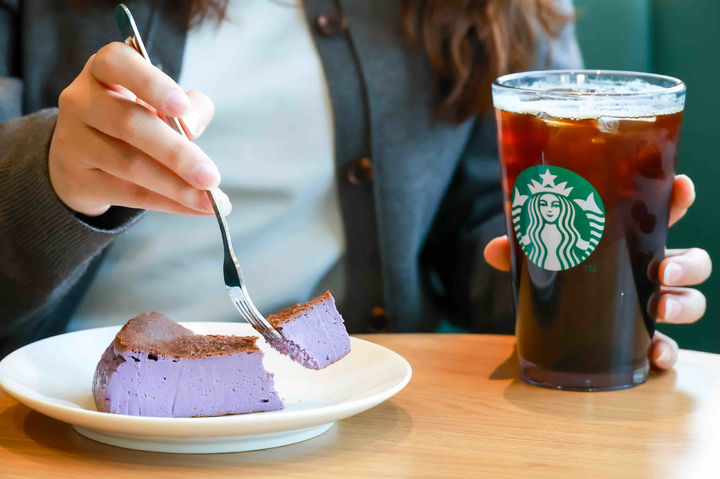 스타벅스 '우베 바스크 치즈 케이크'. (사진=스타벅스 코리아 제공) *재판매 및 DB 금지