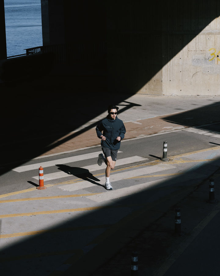 [서울=뉴시스] 티톤브로스 26SS 러닝 화보. (사진=LF 제공) *재판매 및 DB 금지