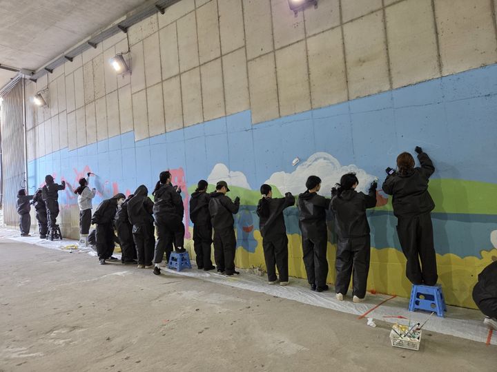 [서울=뉴시스]대학생 등이 벽화 조성 작업을 하는 모습. (사진=서울시 제공) 2026.04.24. photo@newsis.com *재판매 및 DB 금지