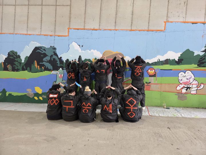 [서울=뉴시스]기념사진 찍는 작업자들. (사진=서울시 제공) 2026.04.24. photo@newsis.com *재판매 및 DB 금지