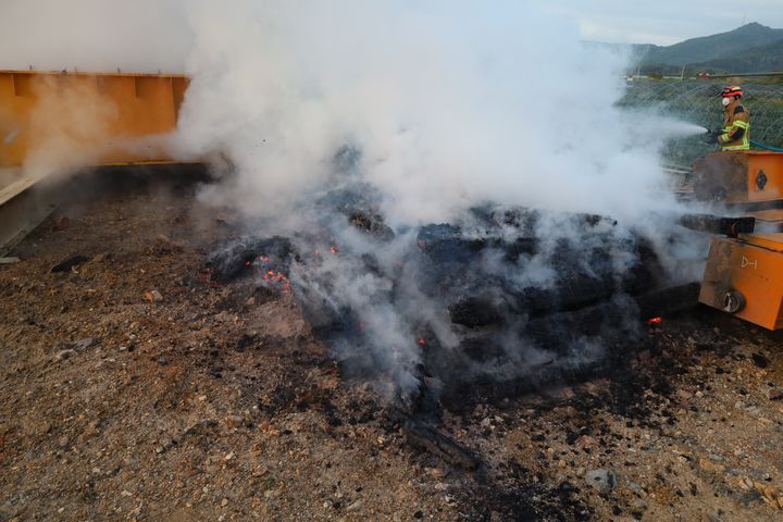 [대구=뉴시스] 24일 오전 5시50분께 대구 달성군 논공읍의 한 야적장에 쌓여 있던 침목에서 불이 났다. (사진=대구소방안전본부 제공) 2026.04.24. photo@newsis.com *재판매 및 DB 금지