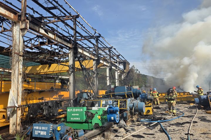 [대구=뉴시스] 23일 오후 3시2분께 논공읍의 한 크레인 제작 공장에서 용접 부주의로 인한 화재가 발생했다. (사진=대구소방안전본부 제공) 2026.04.24. photo@newsis.com *재판매 및 DB 금지