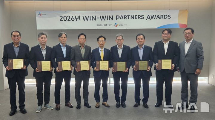 [서울=뉴시스] CJ대한통운 건설부문 우수협력사 시상식 '2026년 CJ WIN-WIN Partners Awards'에서 우수협력사 대표들과 CJ대한통운 건설부문 민영학 대표이사(맨 오른쪽)가 기념 촬영을 하고 있다.