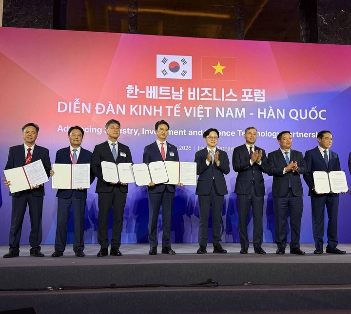 [서울=뉴시스] 23일 베트남 하노이에서 열린 한-베트남 비즈니스 포럼에서 SK이노베이션과 SK텔레콤이 베트남 응에안성 정부와 해당 지역 AI 데이터센터 구축 및 연계 인프라 사업을 공동 모색하는 업무협약(MOU)을 체결하고 있다. (사진=SK그룹 제공) 2026.04.24 photo@newsis.com *재판매 및 DB 금지