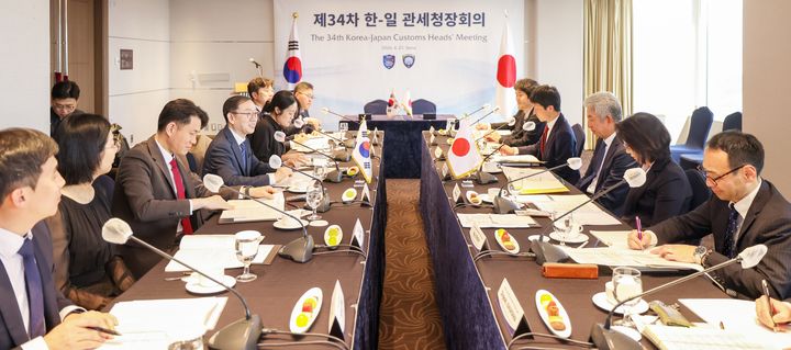 [서울=뉴시스] 이명구 관세청장(왼쪽줄 가운데)이 23일 서울에서 테라오카 미쓰히로 일본 재무성 관세국장과 '제34차 한-일 관세청장' 회의를 열고 있다.(사진=관세청 제공) *재판매 및 DB 금지