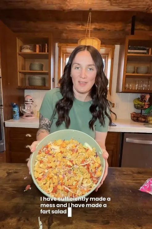 [서울=뉴시스] 지난 22일(현지시각) 영국 더선은 인플루언서 메건 콜터가 SNS를 통해 소개한 방귀 샐러드가 최근 유행하고 있다고 밝혔다. 방귀 샐러드는 식사에 섬유질을 다량 첨가해서 소화 개선, 체중 감량 효과를 도모하는 음식이다. (사진=메건 콜터 틱톡 계정 캡처)